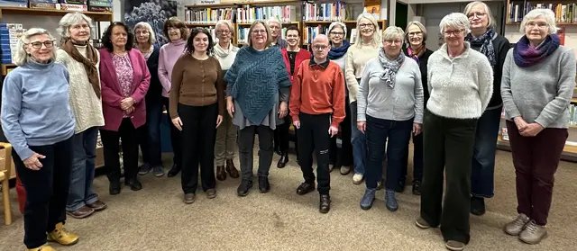 Stabstellenleitung Martina Poddig freute sich, Bibliothekarin Fabiana Rigano ihrem Team  aus hauptamtlichen Mitarbeitenden und ehrenamtlich Unterstützenden vorzustellen. Foto:  S.  Fielstette, Stadt Overath