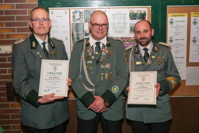 Mit dem Ehrenkreuz des Sports in Bronze wurden Stefan Hüllenhütter (l.) und Sven Holterhöfer (M.) durch Frank Rehbach (r.) auszeichnet.  Foto: Jürgen Sieg