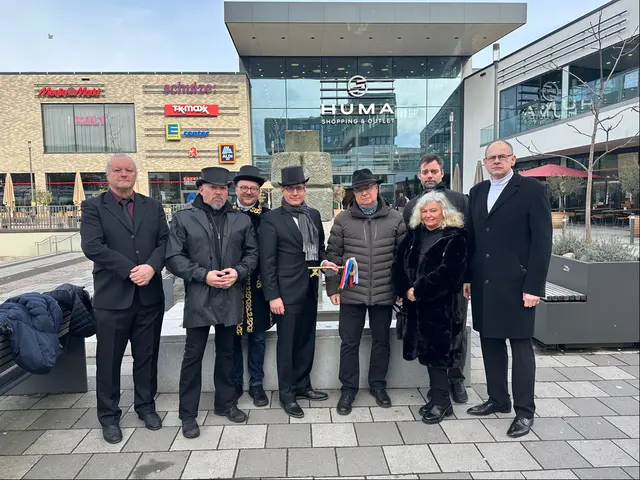 Ernste und traurige Mienen: Am Aschermittwoch ist alles vorbei. Präsident Thomas Krill (4.v.re.) übergibt den Rathausschlüssel an Bürgermeister Dr. Max Leitterstorf (5.v.re.). | Foto: Stadt Sankt Augustin