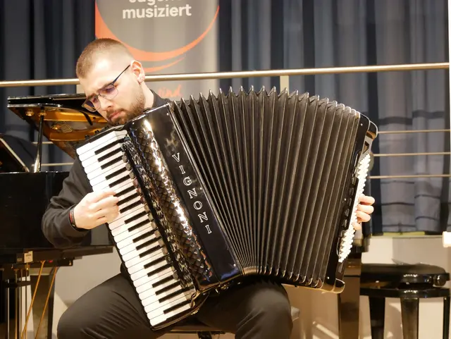 Jovan Stanimirov spielt "Revealation" von Sergey Voytenko.  | Foto: Anita Brandtstäter