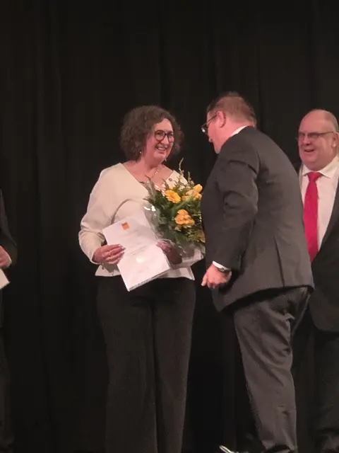Heidi Ueberschar erhält die Ehrung durch Dirk Schmitt. | Foto: MSC Wahlscheid