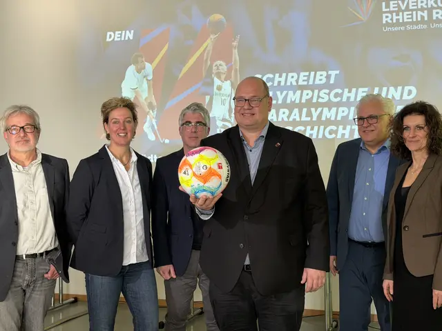 Sie stellten die Kampagne vor (v.l.) Dr. Stefan Pausch vom Sportbund Leverkusen, Olympia-Botschafterin Steffi Nerius, Christian Zöller, Geschäftsführer Wirtschaftsförderung Leverkusen, Oberbürgermeister Stefan Hebbel, Stadtdirektor und Sportdezernent Marc Adomat sowie Nelly Schreiner, Leiterin des Sportparks Leverkusen (v.l.) gaben den „Startschuss“ für „Ja ! zu Olympia“. Foto: ak