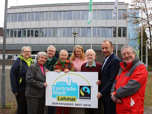 Das Fairtrade-Team Lohmar (von links): Frauke Möschler, Bruni Albrecht, Werner Reuter, Gabriele Krichbaum, Doris Schuster-Weber und Reiner Albrecht mit Lohmars Bürgermeister Matthias Schmitz und Klimaschutzmanager Dirk Schulz. | Foto: Stadt Lohmar