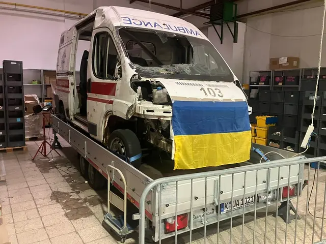 Ein beschädigter Rettungswagen aus der Ukraine. | Foto: Hilfsgruppe Eifel und Rumänien-Sunshine