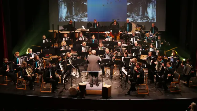 Musikalischer Höhepunkt des Konzertes: 25 Minuten "Symphonische Tänze" aus der West Side Story von Leonard Bernstein - direkt nach der Eröffnung mit "Libertyn" vom Motion Trio: Jazz, Latin, lyrische Momente, Energie, Bewegung.  | Foto: Anita Brandtstäter