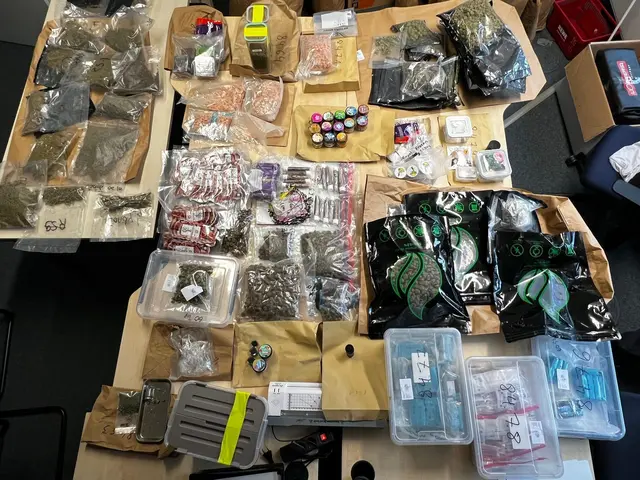 Ermittlungen der Polizei führten zu kiloweise Drogen und 32.000 Euro Bargeld. | Foto: Polizei Köln