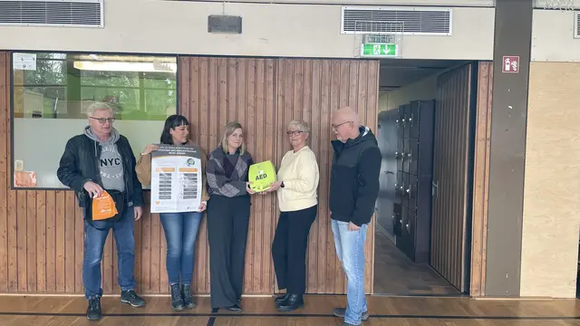Übergabe des Defibrillators in der Sporthalle (von links): Joachim Haubrichs, Katrin Stein, Katharina Sadeghian, Marion Horn und Klaus Braukmann. | Foto: Bürgergemeinschaft Deichhaus