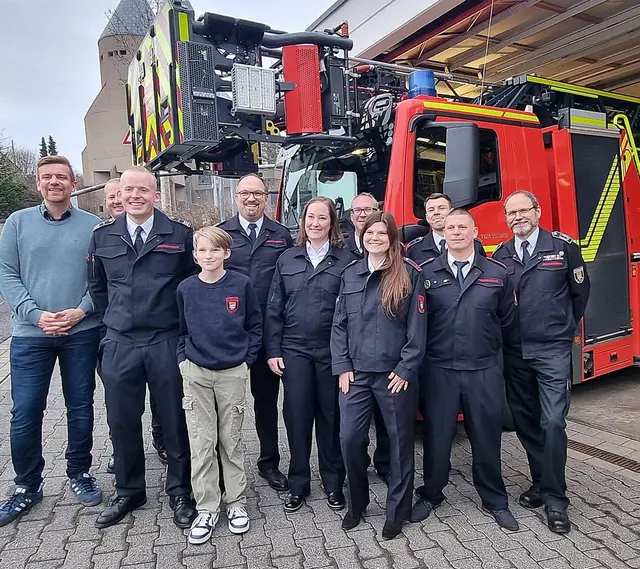 Gemeinsam mit Bürgermeister Christian Lanzrath (links) warben Vertreter der Freiwilligen Feuerwehr Alfter für die neue Kinderfeuerwehr Impekoven, die Julia Schell (6. von rechts) leiten wird.  | Foto: fes