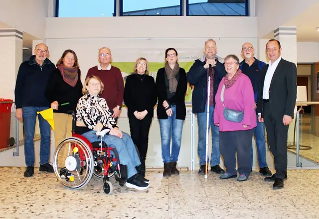 Mitglieder des Behindertenbeirates Lohmar (von links): Siegmund Zöllner, Sabine Lubosch, Beate Dietz, Uwe Grote, Regina Escher, Nicole Boniolo, Peter Eschbach, Theresia Wiemer, Karl-Heinz Bayer gemeinsam mit Bürgermeister Matthias Schmitz.  | Foto: Stadt Lohmar
