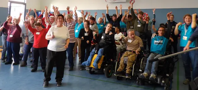 Der Gospelchor übt eine Choreografie mit den Projektteilnehmern ein. | Foto: Lebenshilfe Rhein Sieg