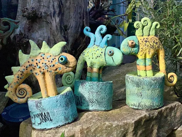 Phantastische Tierwesen bevölkern das Atelier von Petra de Jong in Fliesteden, zu sehen am Tag der offenen Töpferei am 14. und 15. März von 10-18 Uhr | Foto: Petra de Jong