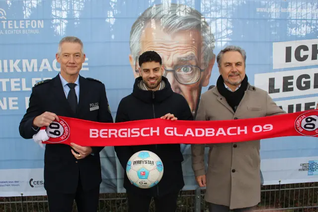Stellten das Präventionsplakat vor (v.l.): Achim Cüppers (Abteilungsleiter Polizei), SV 09 Kapitän Claudio Heider und Stefan Lurz vom Kriminalkommissariat Kriminalprävention und Opferschutz. Foto: Polizei BGL