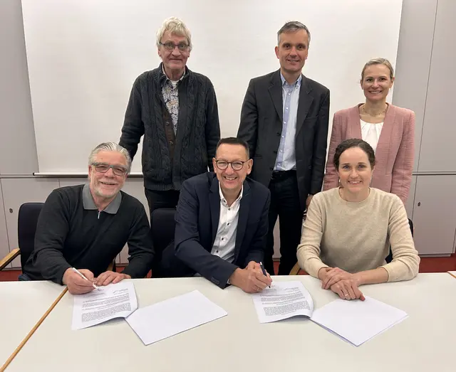 Stefan Häusler, Martin Häusling, Bürgermeister Dirk Runge, Marc Baack, Dr. Jennifer Vollmer und Anne Sprinz (v.l.) bei der Vertragsunterzeichnung. Foto: Stadt Burscheid