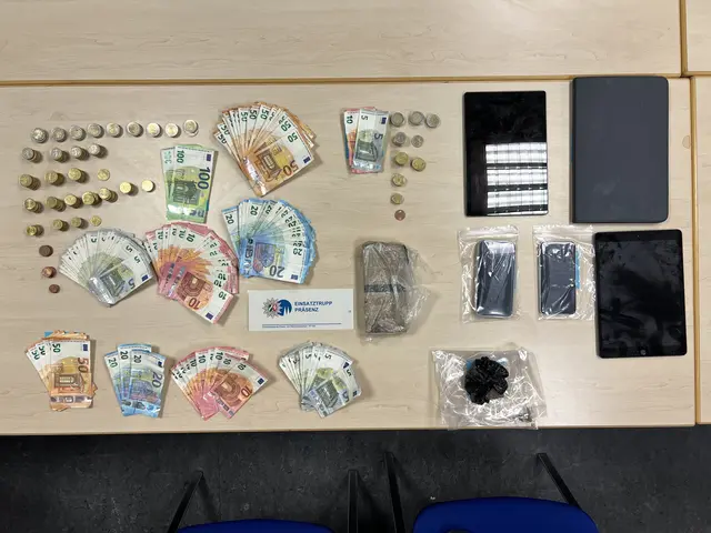 Bargeld, Drogen, Smartphones und Tablet-Computer wurden beschlagnahmt. | Foto: Polizei Köln