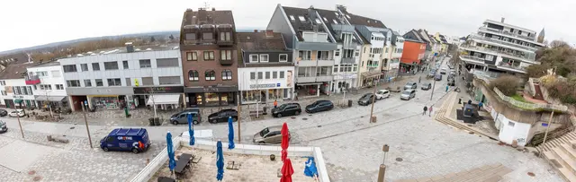 Kleiner Panoramablick: Durch den Umbau bestimmt hellbeige-grauer Granit das ebenerdige Straßenbild. Foto: Axel König