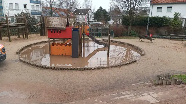 Sperrung des Sandspielbereichs - Rest des Spielplatzes bleibt geöffnet. Foto: Stadt Bergisch Gladbach
