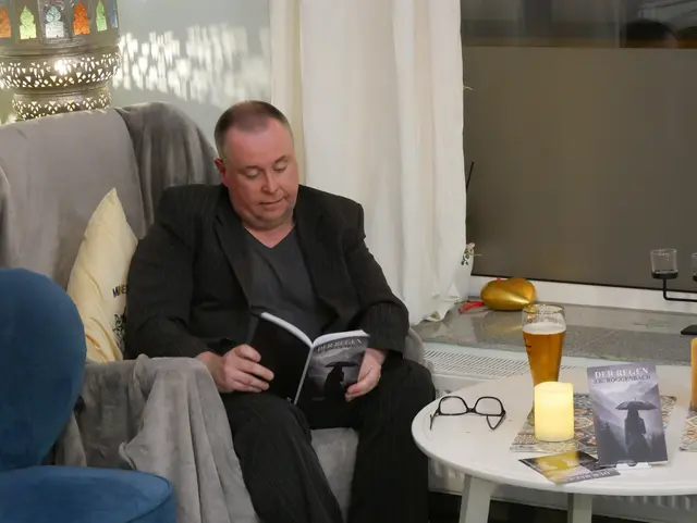 J.K. Roggenbach las aus seinem neuen Roman "Der Regen" in Mines Spatzentreff.  | Foto: Anita Brandtstäter