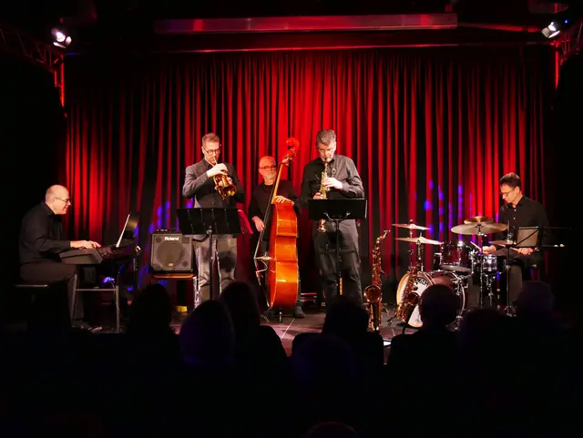 Das Black Rhine Quintet auf der Bühne des Kleinen Theaters im Wesselinger Rheinforum: v.l.n.r. Markus Franke, Piano, Christian Waßong, Flügelhorn, Jürgen Lülsdorf, Kontrabass, Frank Wolff, Sopran-Saxophon, und Dieter Biermann, Schlagzeug.  | Foto: Anita Brandtstäter