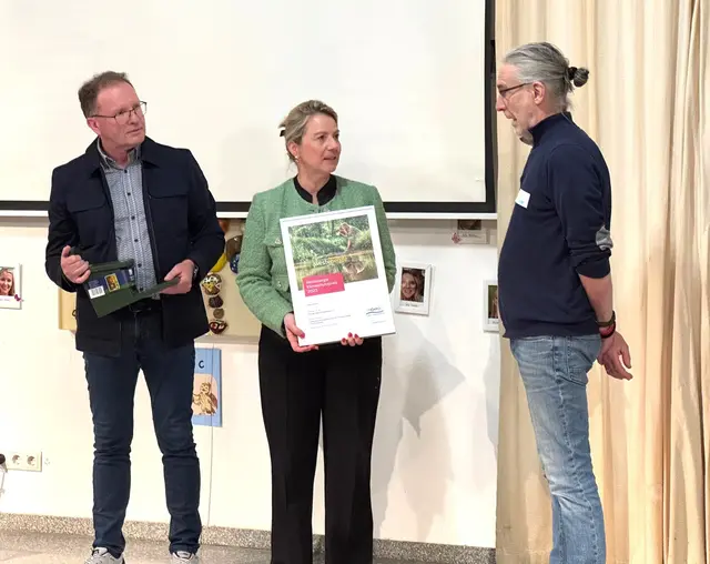 Achim Loos (Kommunalmanager bei Westenergie) und Bürgermeisterin Heike Jüngling überreichen Axel Tropp von der Klimagruppe Königswinter die Urkunde zum ersten Preis. | Foto: Zumbusch