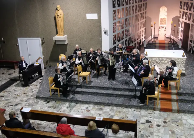 "Oblivion" von Astor Piazzolla, gespielt vom Akkordeon-Orchester Wesseling mit Solistin Anita Brandtstäter bei "Musik in der Kapelle" der Freunde und Förderer des Dreifaltigkeits-Krankenhauses Wesseling in der Kirche St. Josef.  | Foto: Wolfhard Brandtstäter