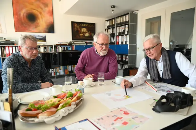 Bernd Thienel, Dietmar Tendler und der Architekt Guido Casper erläutern ihre Pläne zur Entwicklung der künftigen Eitorfer Grundschulen. Sie zeigen, welche Möglichkeiten es auch bei knapperen Kassen gibt. | Foto: Herkenrath