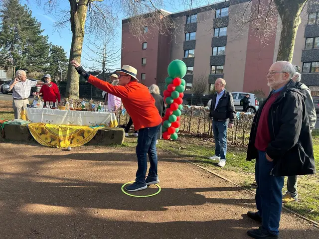 Mitglieder des Bergheimer Museumsvereins und Ortsbürgermeister Hans-Jürgen Knabben (rechts) weihen das instandgesetzte Boulefeld an der Dresdener Straße ein  | Foto: Hans-Jürgen Knabben