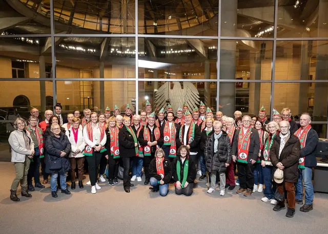 Gruppenfoto im Bundestag. Foto: Bundesregierung/ StadtLandMensch-Fotografie