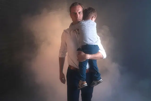 Schauspieler David Martin Nowak zeigt in seinem Stück moderne Vaterschaft jenseits alter Rollenklischees. | Foto: Foto Oli Frank