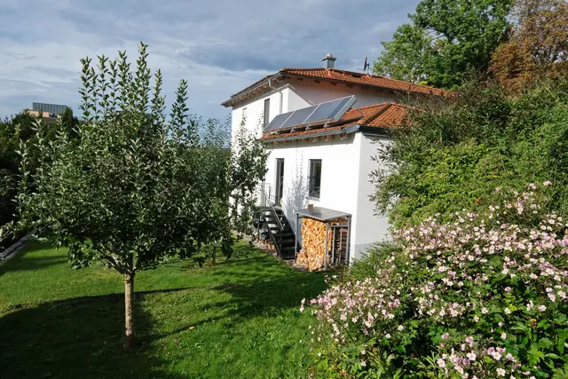 Mit solarer Unterstützung wird die Lüftung im Haus verbessert – für ein gesundes Raumklima ohne Schimmelrisiken. Foto: DJD/GRAMMER Solar