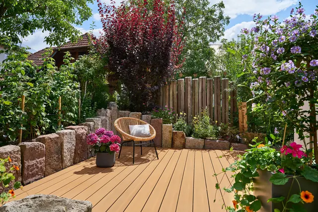 Eine gepflegte Terrasse wird zur Outdoor-Oase – robuste Materialien schützen dabei vor Schäden durch Sonne, Regen und Temperaturschwankungen. Foto: DJD/NaturinForm