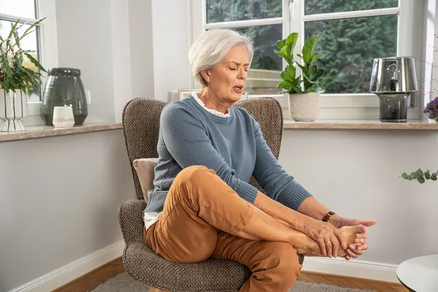 Schmerzen in den Füßen können Folgen einer Nervenschädigung sein - ein Vitamin-B1-Mangel ist eine mögliche Ursache. Foto: DJD/Wörwag Pharma/klausmerz.com