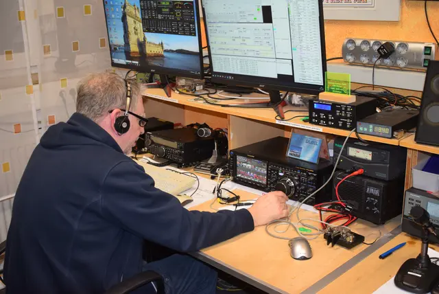 Ben Joerdens nutzt wie viele Mitglieder oft die Möglichkeit, in der Clubstation einen Kontakt zu anderen Funkern auf der ganzen Welt zu herzustellen. Foto: Hoeck