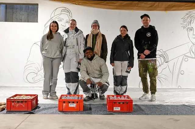Beim Graffitiworkshop waren dabei: Klara Paula Fischer aus Overath, Ibrahim Said Karisa aus Rösrath, Lina Sophie Radt aus Rösrath, René Schneider aus Wiehl und Matea Tahirovic aus Engelskirchen. Foto: Kreishandwerkerschaft Bergisches Land / Felix Leng