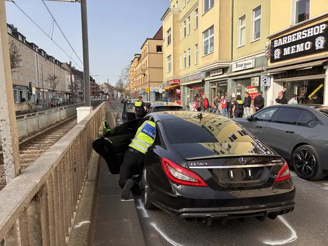 Das VU-Team der Polizei war vor Ort um Spuren zu sichern. Bevor der Wagen und das Handy des Fahrers beschlagnahmt wurden. | Foto: Arton Krasniqi