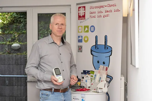 Heiko Strohmeier berät Menschen mit geringem Einkommen kostengfrei zum Thema Energiesparen.  | Foto: Foto N. Gordine