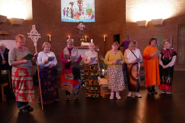 Das ökumenische Vorbereitungsteam des Weltgebetstags in Wesseling, vorbereitet von Christinnen aus Nigeria, beim Abschlusslied in der Apostelkirche.  | Foto: Anita Brandtstäter