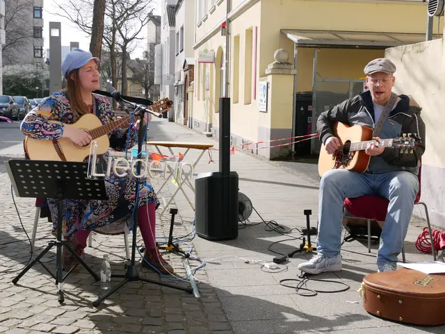 Das Akustik-Duo Liederin aus Bremen eröffnete die Open-Air-Saison in Mines Spatzentreff mit einem Konzert zum Internationalen Frauentag.  | Foto: Anita Brandtstäter