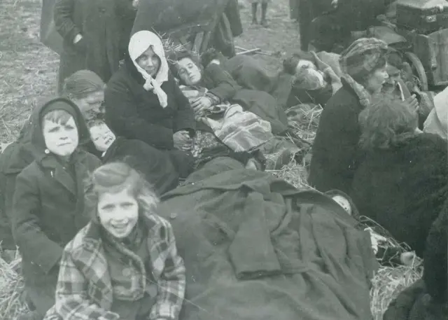 Auf einen Feld in der Nähe von Kerpen warten evakuierte Kinder und Frauen unter Granatbeschuss auf den Transport in sichere Gebiete  | Foto: Archive RER
