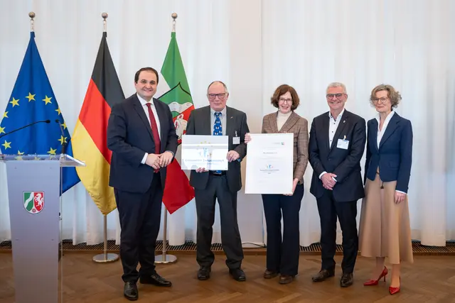 Feierliche Ehrung in der Staatskanzlei: (v.l.) Europaminister Nathanel Liminski, Michael Rosemeyer, Pia Regh, Bürgermeister Dr. Marc Prokop, Kommunalministerin Ina Scharrenbroich. | Foto: Foto Hermenau