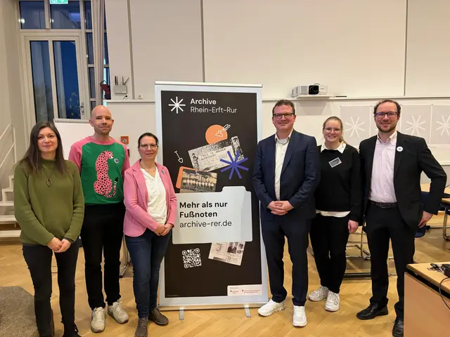 Das Ausstellungs-Kernteam (v.r.) LVR-Referent Matthias Senk, Lena Delbach, Leitung Stadtarchiv Bergheim, Daniel Schulte, Leitung Stadt- und Kreisarchiv Düren und Susanne Richter, Archivleitung Düren, mit den Webdesignern aus Köln.    | Foto: Andrea Floß