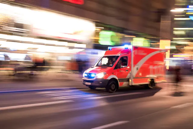 Der Rettungswagen auf Einsatzfahrt. Symbolbild. | Foto: Tobias Seeliger - stock.adobe.com