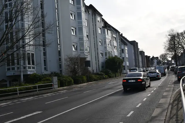 Auf der Euskirchener Straße gilt künftig zwischen der Alten Bonnstraße und dem Hüllenweg Tempo 30. | Foto: Foto  Brodüffel