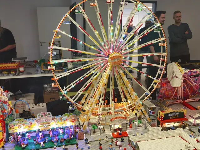 Miniaturfahrgeschäfte aus Klemmbausteinen, die originalgetreu nachgebaut wurden, zeigen die Faszination für Kirmes im Naturerlebnispark Panarbora  | Foto: Heike Fries