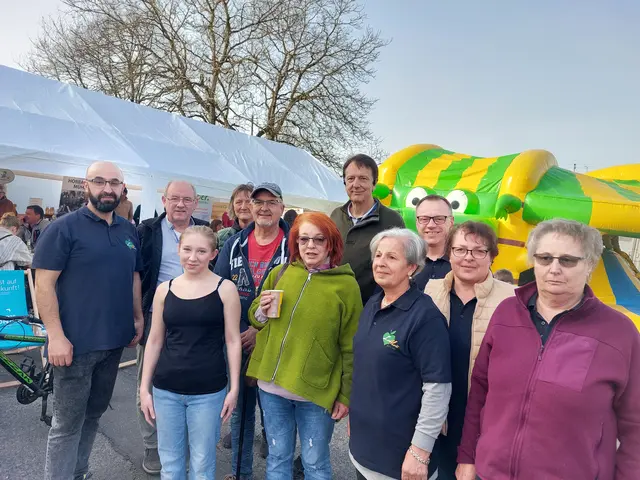 3. v. re. Ist Marktleiter Andreas Majer – hier mit Mitglieder vom Aufsichtsrat, Vorstand und ehrenamtlichen Helfern | Foto: Schmidt