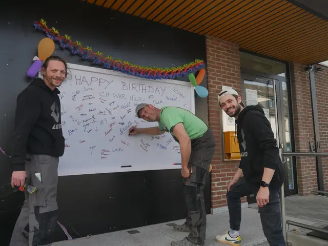 Happy Birthday Landmarkt, am Eingang verewigen sich die Geburtstagsbesucher. Die Tafel wird später innen aufgehängt. | Foto: Schmidt