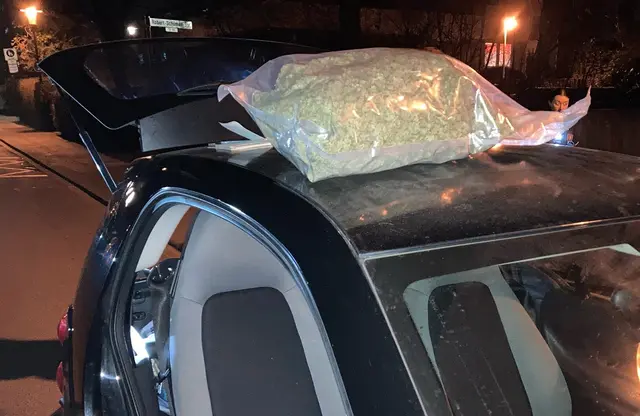 Eine große Tüte voller Cannabis stellten die Beamten im Smart sicher.  | Foto: Polizei Köln