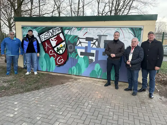 Künstler Jan Metzen präsentiert sein Graffiti-Projekt mit RWE Spartenleiter Thomas Körber, ASG-Präsident Harald Könen Könen, Bürgermeister Andreas Heller und ASG Geschäftsführer Ibrahim El Abdouni (v.r.n.l.). | Foto: Stadt Elsdorf 