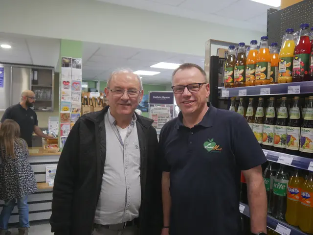 Arbeiten Hand in Hand, links Michael Vogel vom Vorstand, rechts Marktleiter Andreas Majer.  | Foto: Schmidt