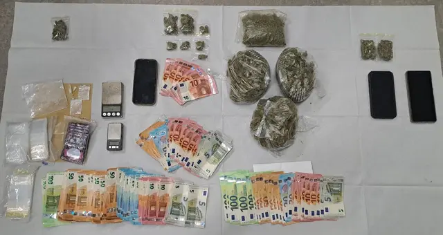 Drogen, Bargeld und weitere Utensilien wurden bei der Wohnungsdurchsuchung gefunden. | Foto: Polizei Köln