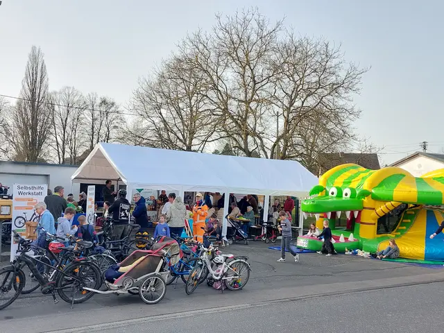 Draußen stellen sich regionale Anbieter vor, links im Bild ist der Stand der Selbsthilfewerkstatt, die dem Dorfzentrum angegliedert ist.  | Foto: Schmidt